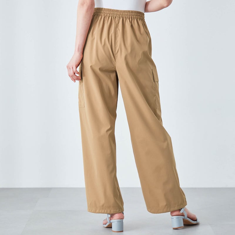 モデル身長164cm／M ※写真は撮影用のため股下+3cmになります。