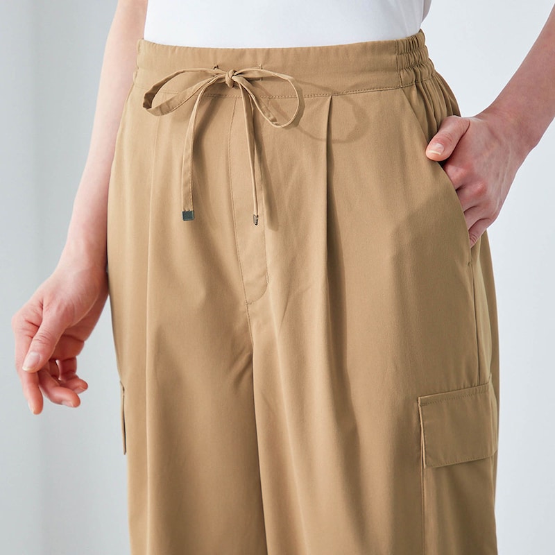 ウエストはタックでお腹まわりをカバーしながら、後ろゴムでラクな着心地