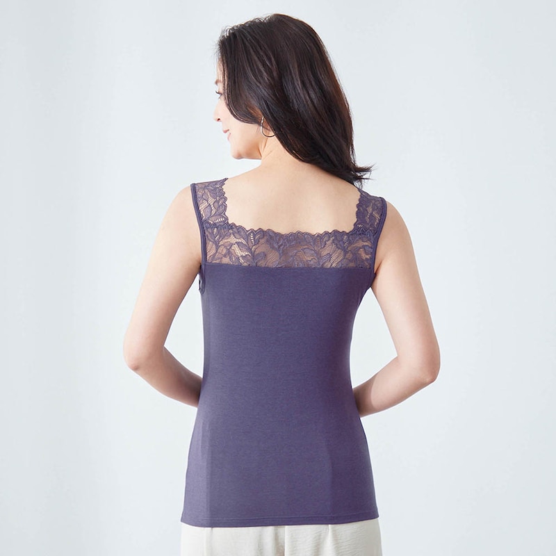 後ろ姿もレースで華やかに