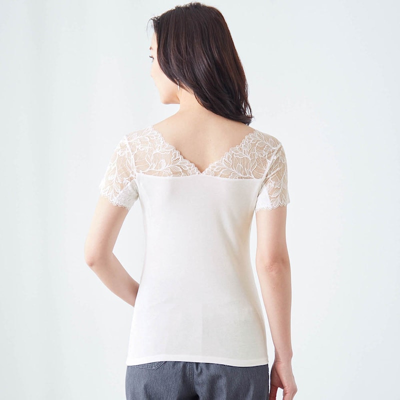 スクエアネック側を前に着た時の後ろ姿