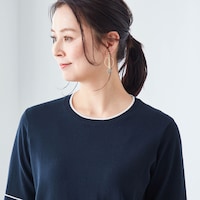 肌を見せすぎない襟ぐりと長めの袖丈