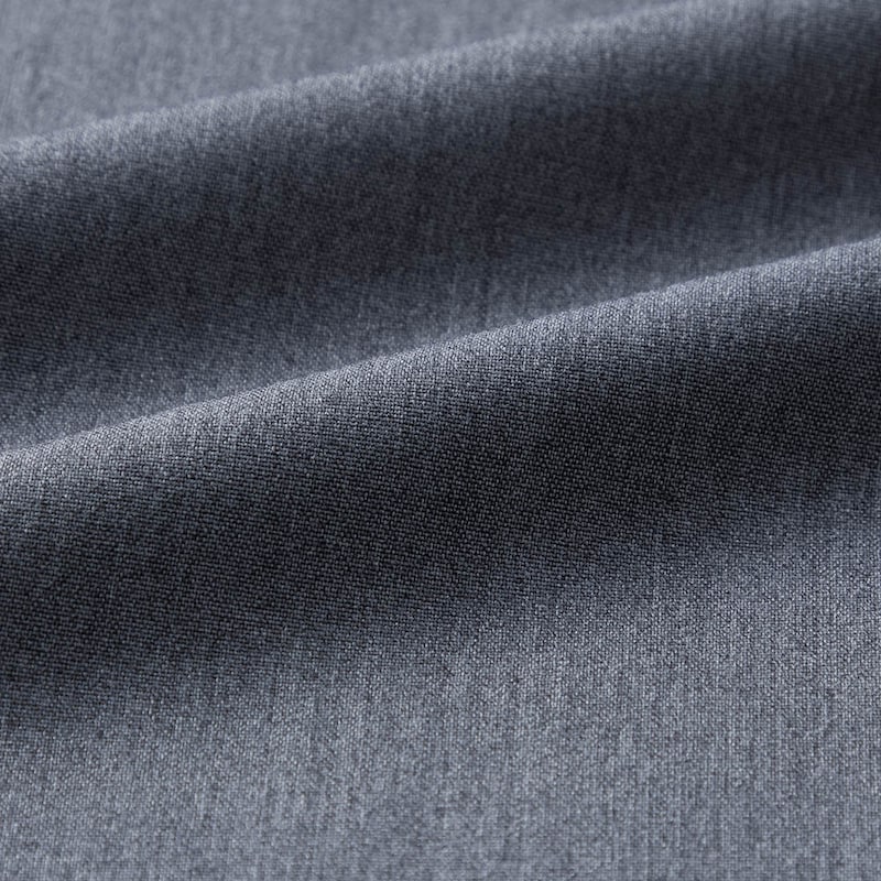 やや光沢感があり落ち感のある上品なポリエステル素材