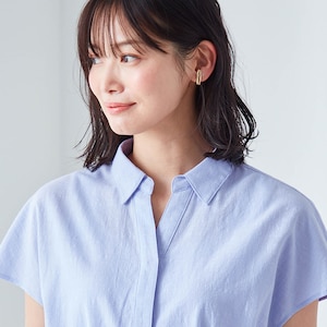 かぶって着用する半開きタイプで、首元もシャープな印象 