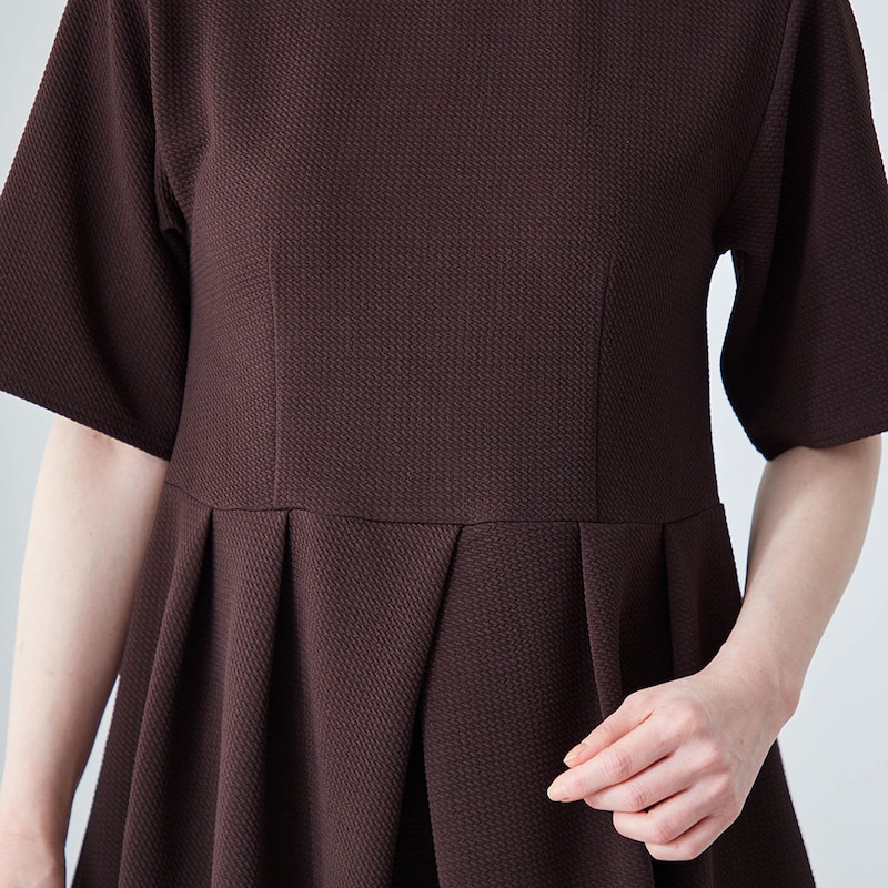 ウエスト位置を高めにしてスタイルアップ