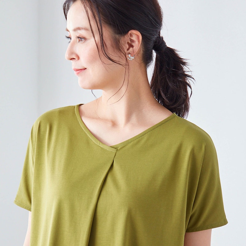 襟は浅めのVネックにさりげなく入れたタックが立体的なシルエットに見せる