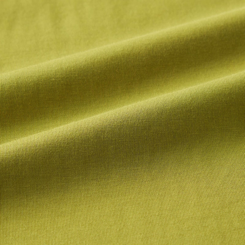 身頃は動きやすい柔らかでシルケット加工されたツヤ感のある綿100%のカットソー素材