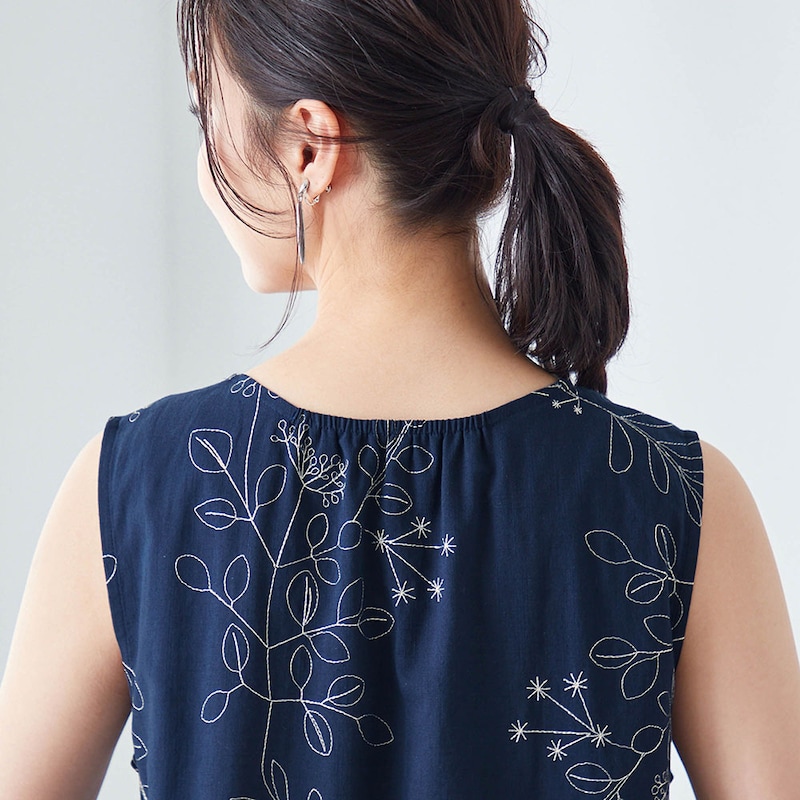 後ろ襟ぐりのゴム仕様で着脱がラクチン