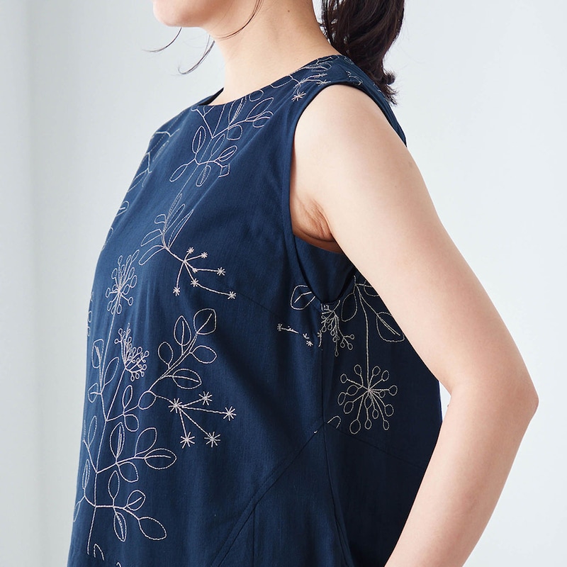 アームホールはマチ付きでインナーが見えにくいよう工夫