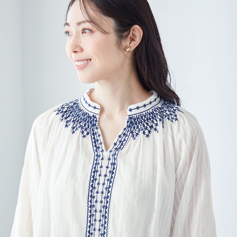 襟元は顔まわりをすっきり見せるスキッパーデザイン 