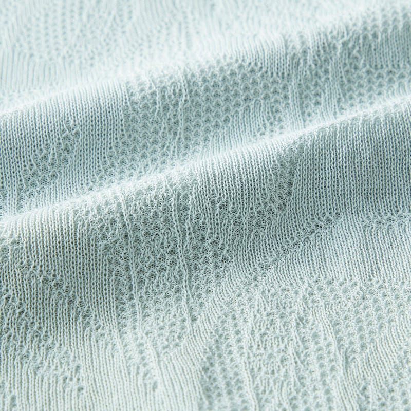 繊細なレースのような透け感のある編地でさらりとした清涼感のあるニット素材
