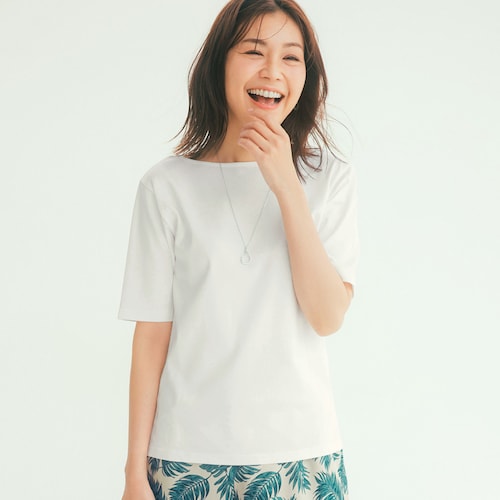 綿素材の五分袖ボートネックカットソー