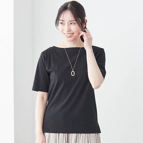 綿素材の五分袖ボートネックカットソー