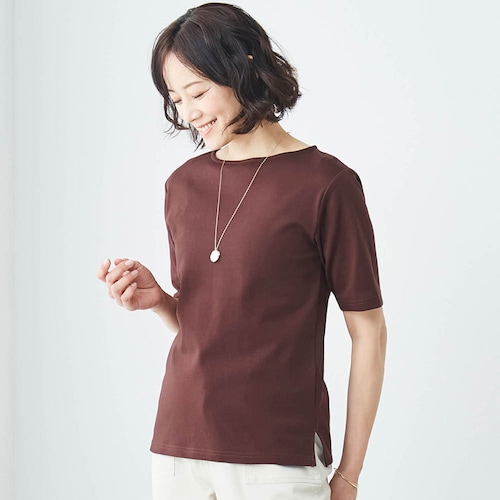 綿素材の五分袖ボートネックカットソー