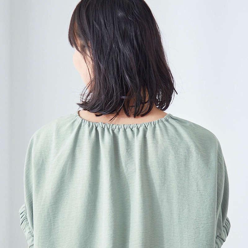 後ろ襟にゴムを入れることで、体型カバーができる丸みのあるシルエットに 