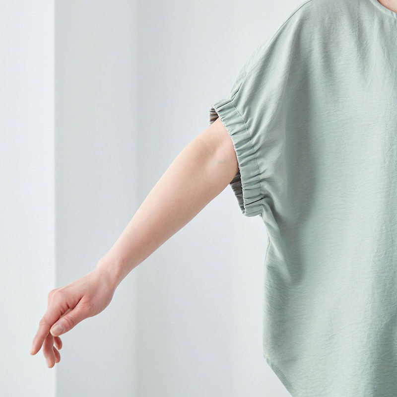 ゴム入りの袖が二の腕をほどよくカモフラージュ