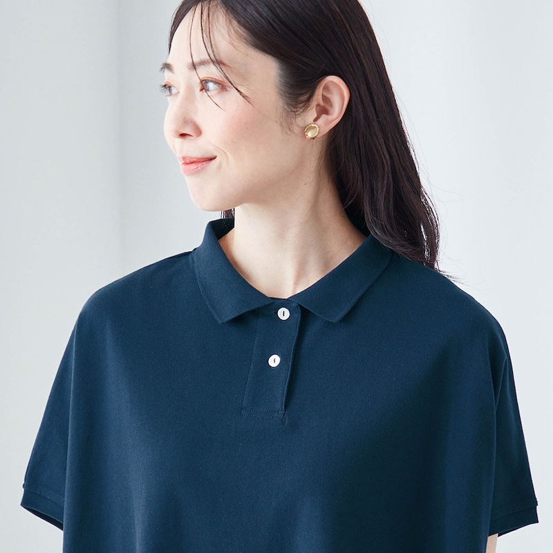 小さめの襟デザインでカジュアルになりすぎない