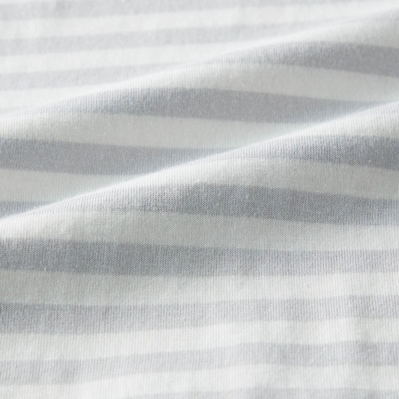 カットソーの身生地には肌なじみの良い綿100％の天竺素材を使用