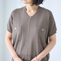 胸元のポケットがデザインアクセント