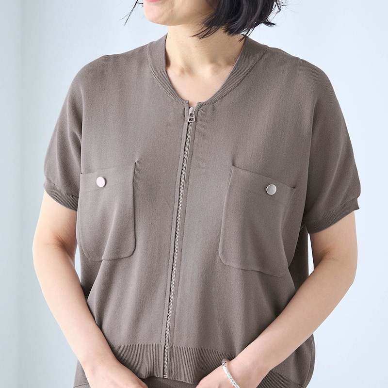 胸元のポケットがデザインアクセント