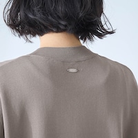 後ろ襟元にロゴ入りのプレート付き