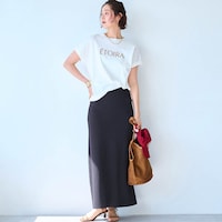 モデル身長168cm／M ※写真は撮影用のため総丈+6cm。スカートのみ着用