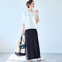 モデル身長168cm／M ※写真は撮影用のため総丈+6cm。スカートのみ着用