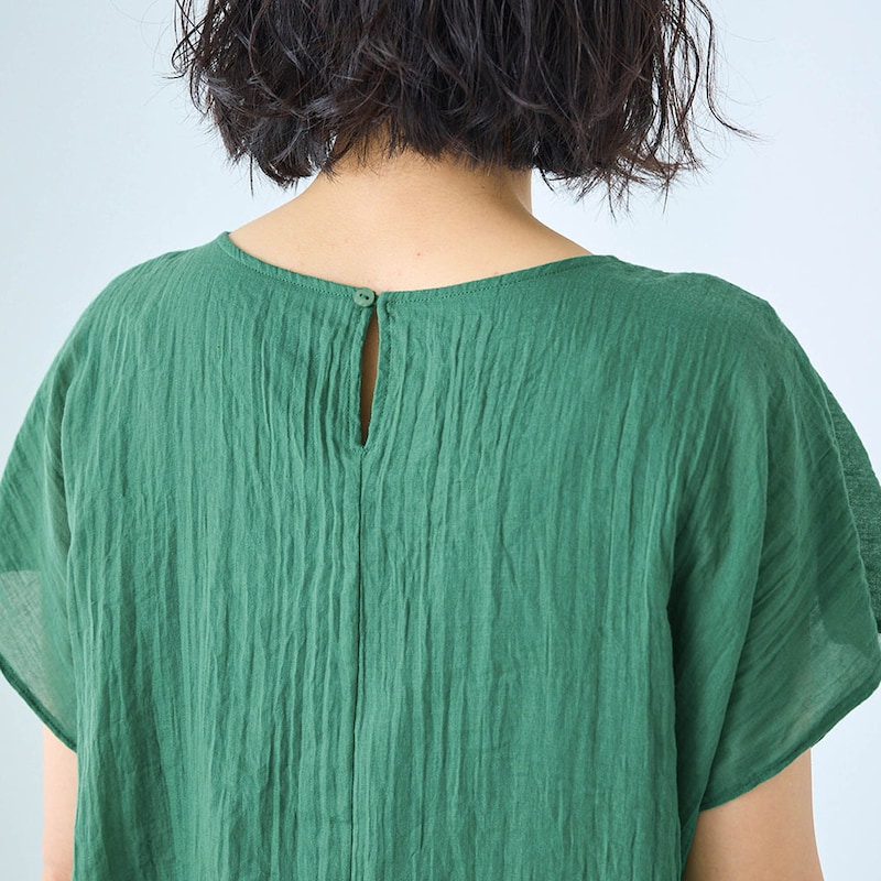 後ろはスリットボタン開き仕様