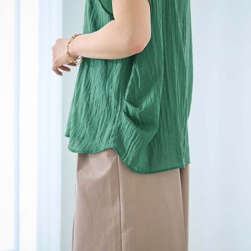 脇にタックを入れることで立体的なシルエットに