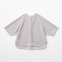 型崩れやシワが気にならない（左：20回洗濯乾燥後・アイロンをかけていない状態、右：洗濯乾燥前）