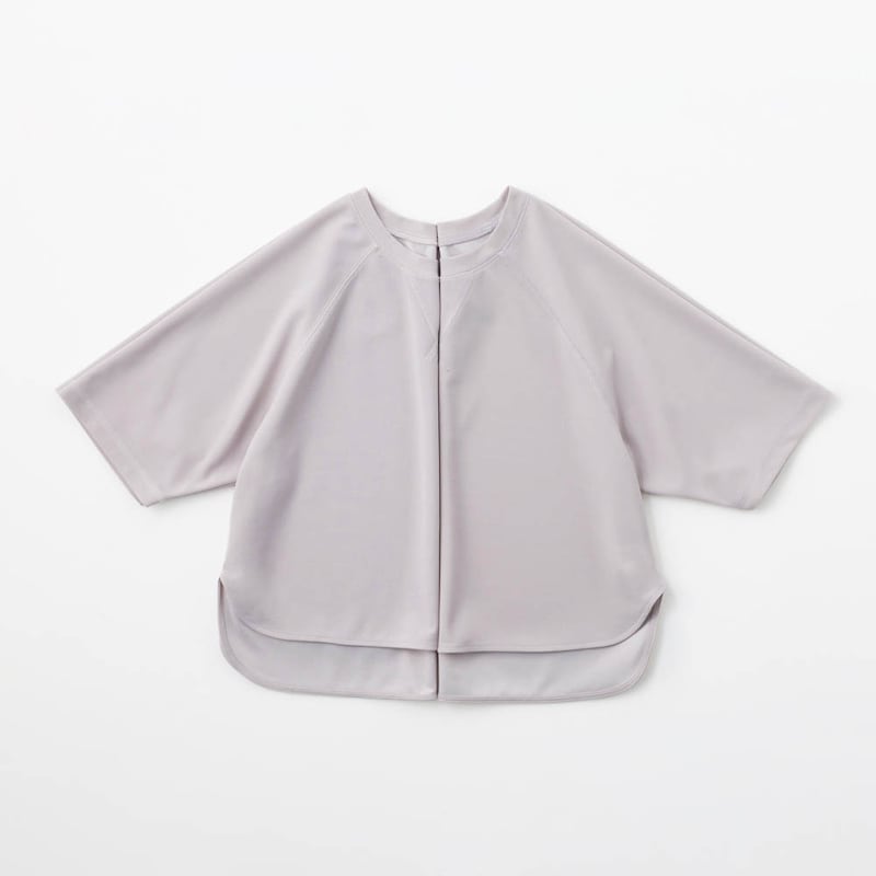 型崩れやシワが気にならない（左：20回洗濯乾燥後・アイロンをかけていない状態、右：洗濯乾燥前）