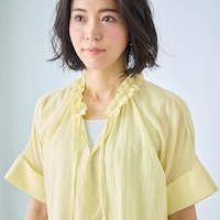 立体感のあるフリルが顔まわりを華やかに