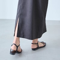 裾スリット入りで脚さばき軽快