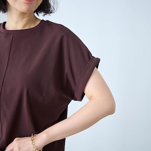 二の腕をほっそり見せるターンバック仕様の袖