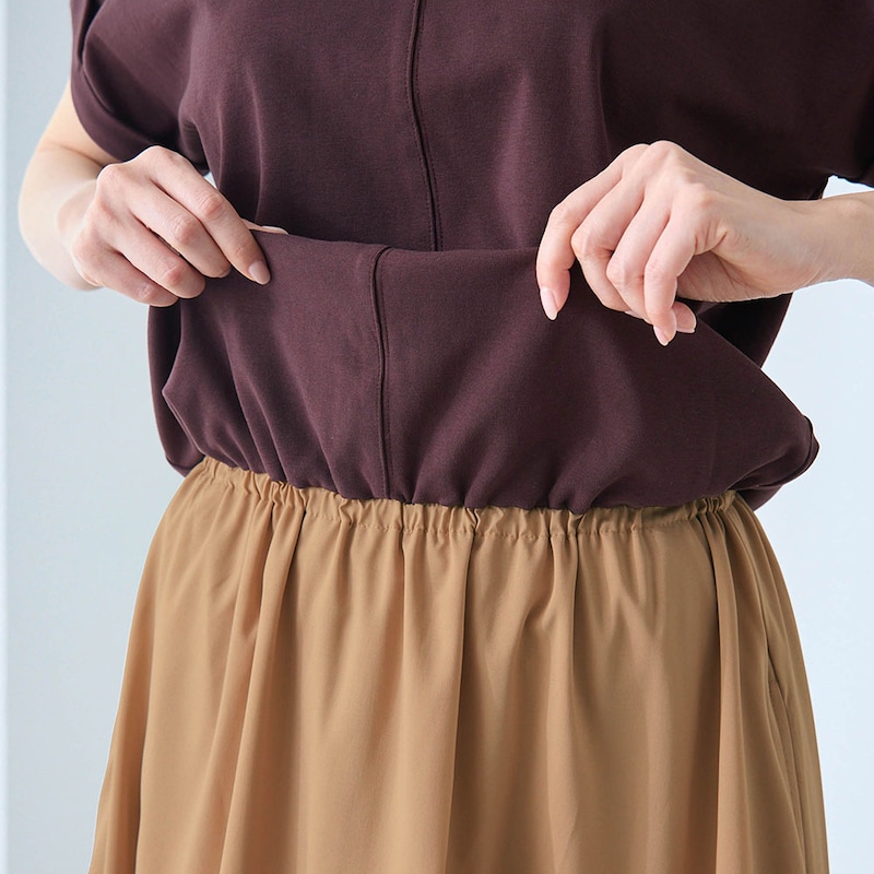 ウエスト部分がゴムでふんわりとブラウジングできる