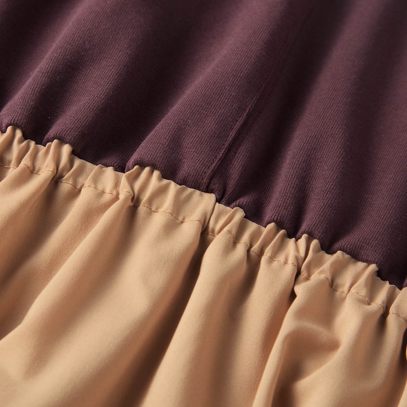 トップスはカットソー、スカートは布帛素材