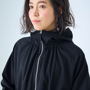 ギャザーをたっぷり施した、立体的なデザイン