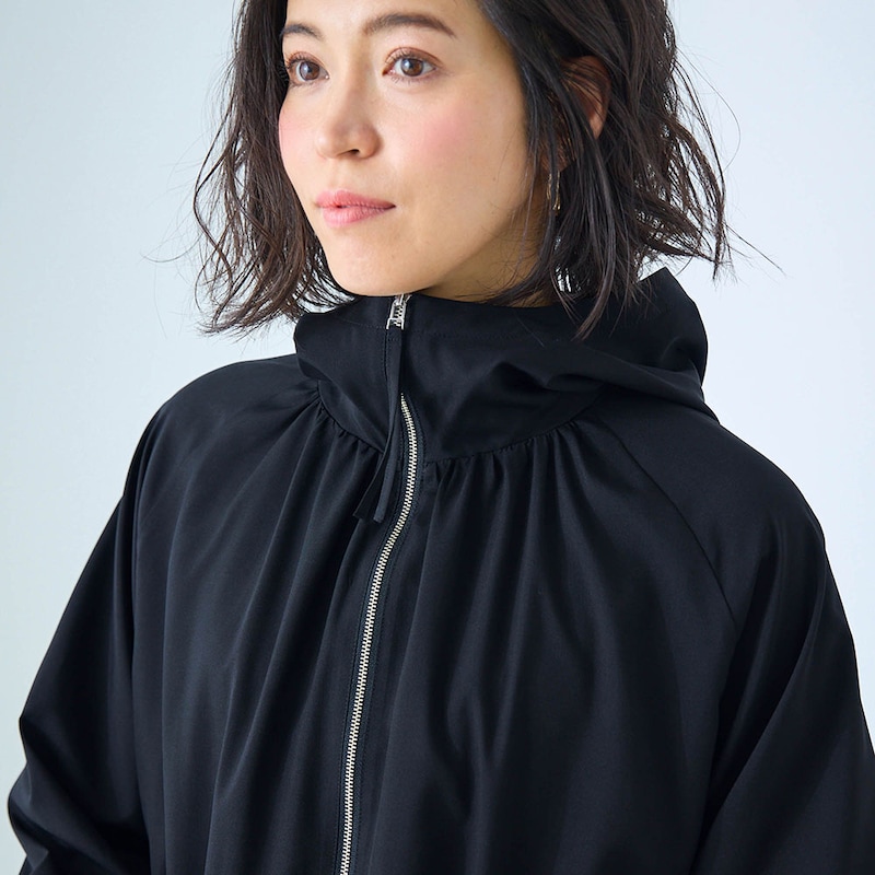 ギャザーをたっぷり施した、立体的なデザイン