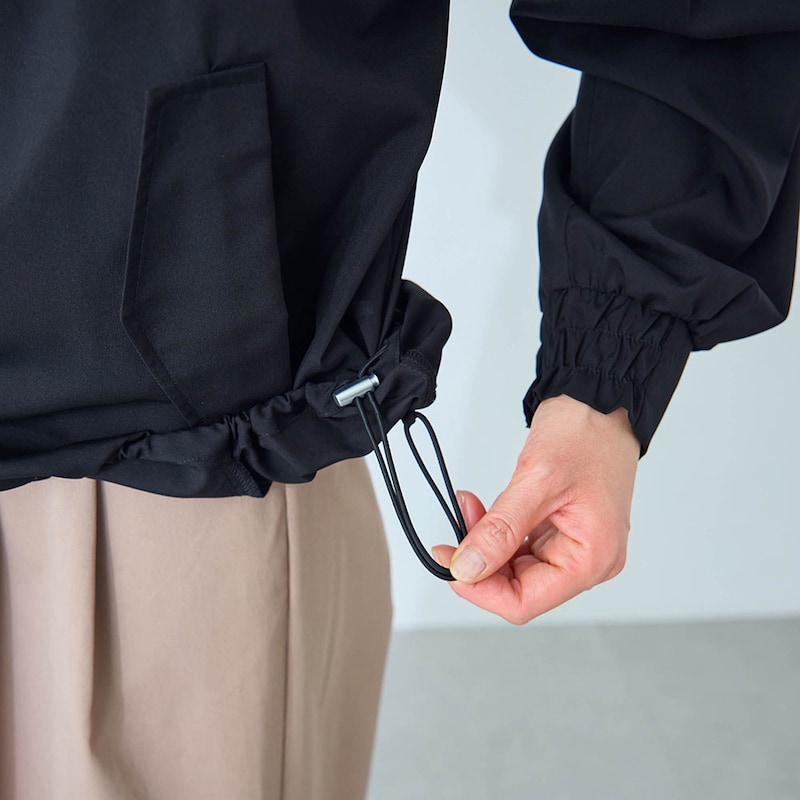 裾のドロストをしぼるとふっくらとしたシルエットに