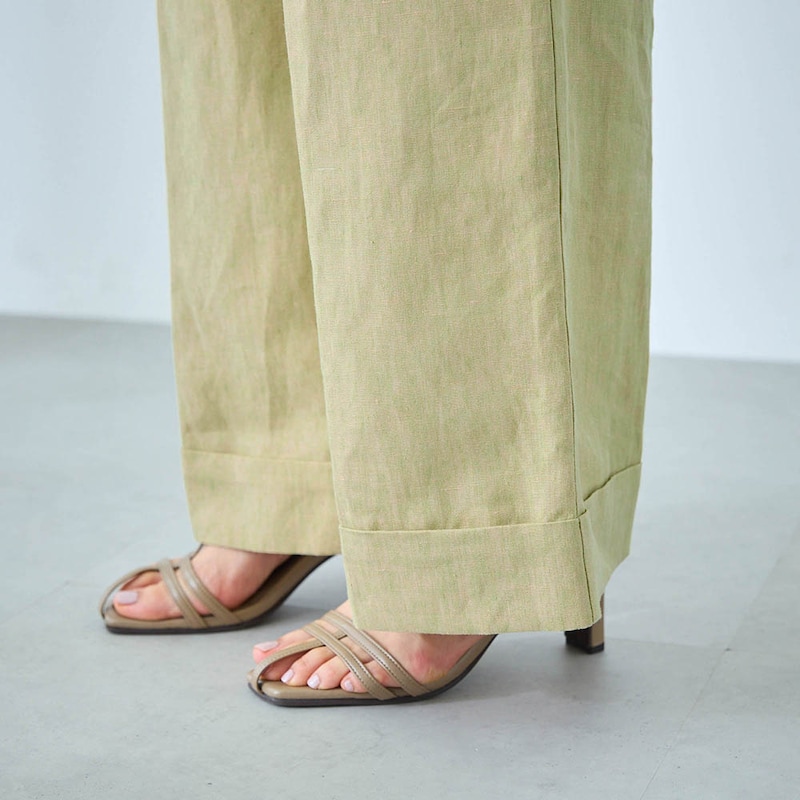 裾はダブル仕上げでマニッシュな印象に