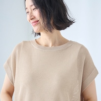 インナーとの重ね着が楽しめるシアーニット