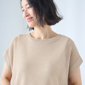 インナーとの重ね着が楽しめるシアーニット