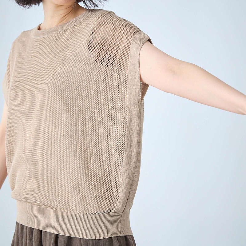 脇部分は透けない編地にしているので横から見てもすっきり