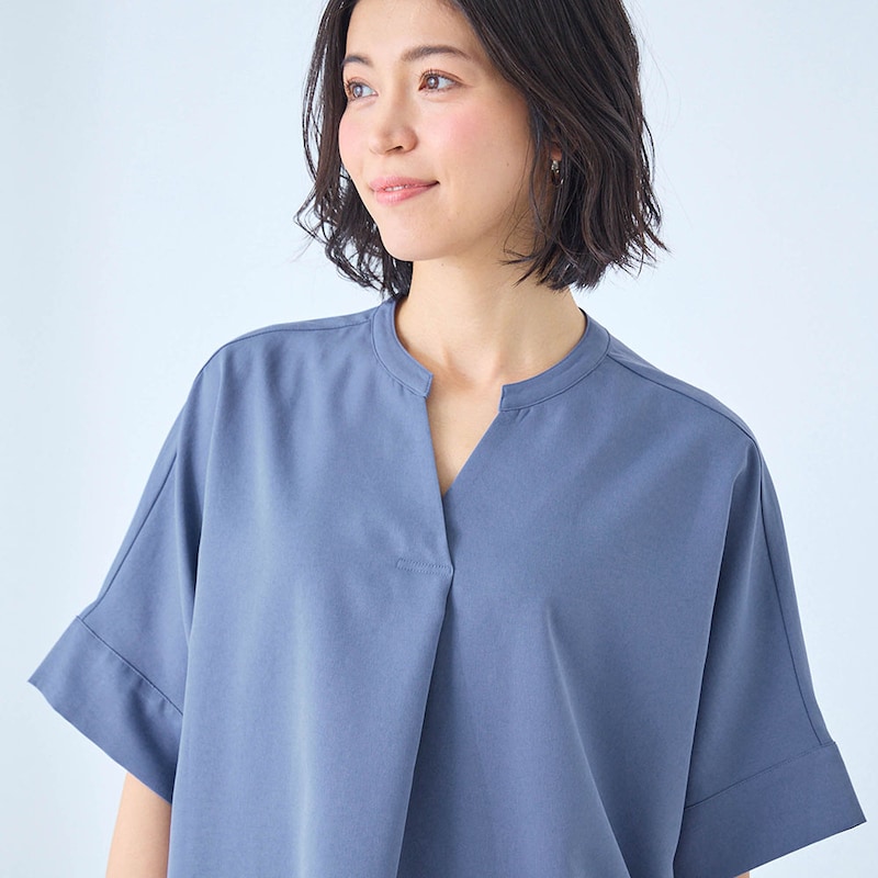 首まわりをすっきり見せるキーネック