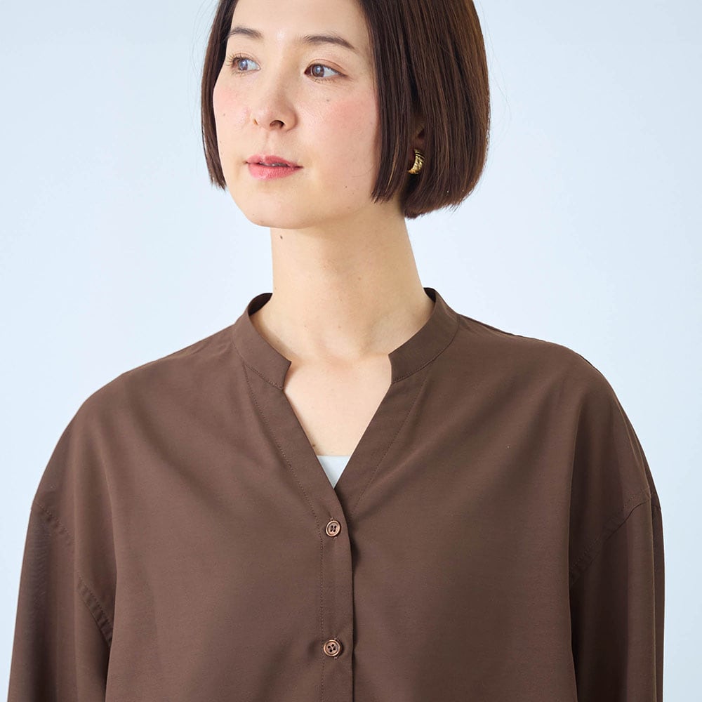前はすっきり見えるキーネックデザイン