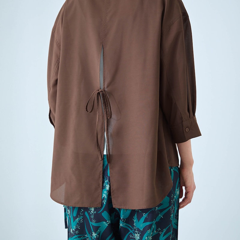 後ろ中央のスリットと共布リボンがアクセント