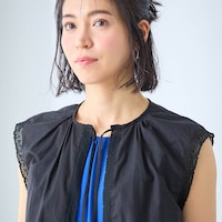 フロントはリボンは結ばず垂らすとムードある表情に