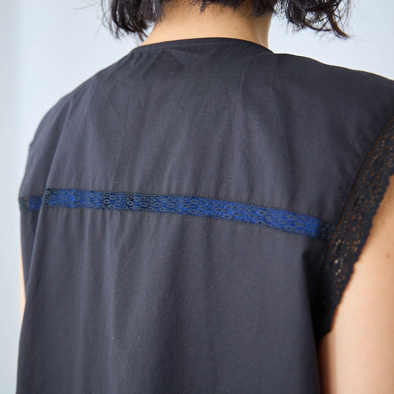 バックも繊細なレース使い