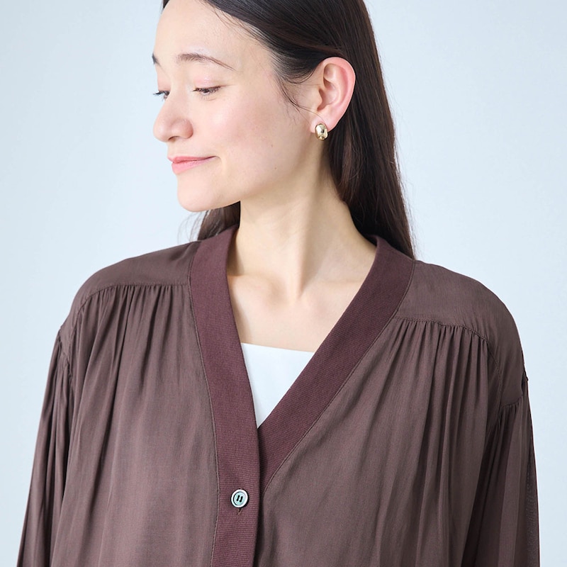 顔まわりを引き締めるVネック