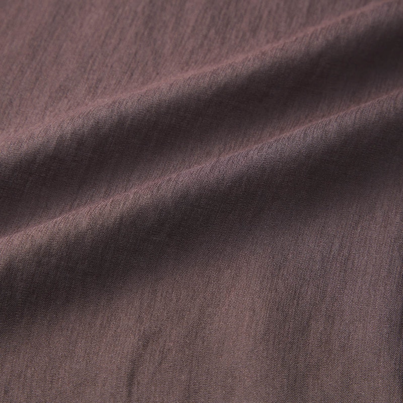 さらっと羽織れる軽やかな素材