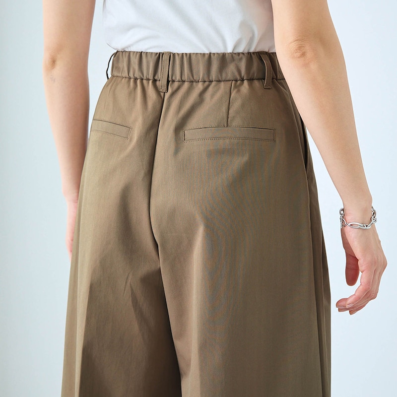 ウエスト後ろはゴム仕様で窮屈感のないはき心地